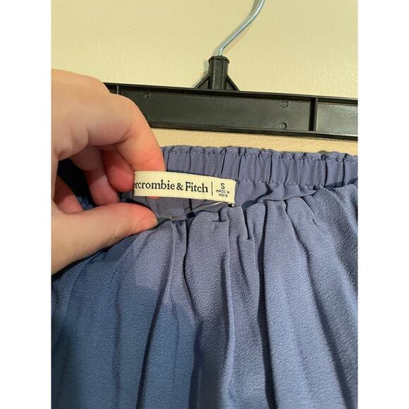 NWT Abercrombie & Fitch Blue Smocked Off Shoulder Crop atop Size Small - Picture 6 of 8